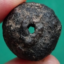 ลูกอมเจาะรู เนื้อผงคลุกรัก เก่ามาก