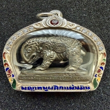 พญาหมูพลิกแผ่นดิน เนื้อนวะโลหะ รุ่นเเรก