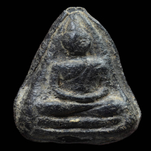 พระเนื้อผงดำพิมพ์พระพุทธ หลังกระต่าย หลวงปู่ภู วัดท่าฬ่อ