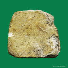 พระผงกรุวัดเงินคลองเตยพิมพ์เข่าเอียง