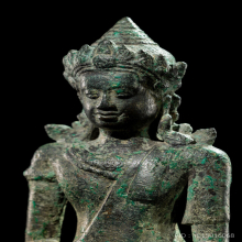 พระพุทธรูปทรงเครื่องสมัยศรีวิชัย ปางสะดุ้งกลับ