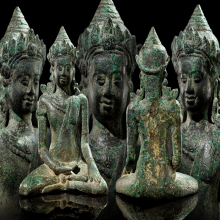 พระพุทธรูปทรงเครื่องสมัยศรีวิชัย ปางสะดุ้งกลับ