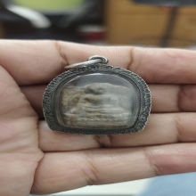 พระคงลำพูนเลี่ยมกรอบเงินกันน้ำพร้อมบูชาได้ทันทีครับ