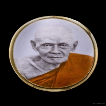 ล็อกเก็ตที่ระลึก ร้อยปียันต์สี่ หลวงปู่เอี่ยม วัดหนัง ทองคำ