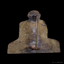 รูปเหมือนปั๊มหลวงพ่อพรหมเข่ากว้างเนื้อทองระฆังหลังเข็มกลัด 