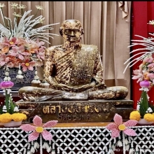 รูปเหมือนปั๊มหลวงพ่อพรหมเข่ากว้างเนื้อทองระฆังหลังเข็มกลัด 