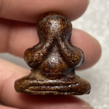 พระปิดตาเนื้อผง ลงรักน้ำเกลี้ยง