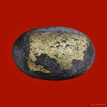 ลูกอมผงพุทธคุณ ปิดทอง ติดจีวร หลวงปู่กาหลง วัดเขาแหลม