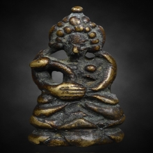 พระกริ่งตั๊กแตน ฐานบัวฟันปลา 