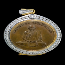 เหรียญรุ่นแรกหลวงพ่อกวย เลี่ยมตลับทองเพชรแท้ 