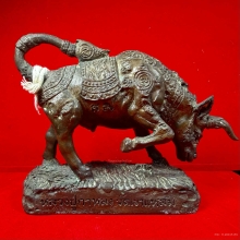 วัวธนูทองคะนองฤทธิ์  ขนาดบูชา 5 นิ้ว หลวงปู่กาหลง   