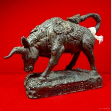 วัวธนูทองคะนองฤทธิ์  ขนาดบูชา 5 นิ้ว หลวงปู่กาหลง   