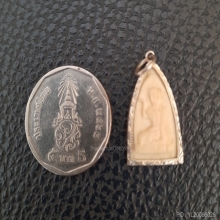 งาแกะเก่า พิมพ์สามเหลี่ยม นางกวัก เลี่ยมเงิน ไม่ทราบที่ครับ