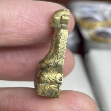 หลวงพ่อพรหม วัดช่องแค พิมพ์เข่ากว้างหลังเรียบ เนื้อทองระฆัง 