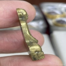 หลวงพ่อพรหม วัดช่องแค พิมพ์เข่ากว้างหลังเรียบ เนื้อทองระฆัง 