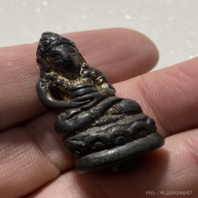 พระกริ่งเขมร หรือ (พระกริ่งตั๊กแตน) เนื้อสำริดกับดำ