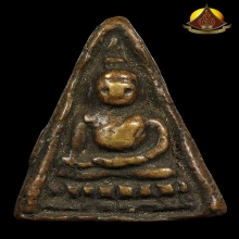 เหรียญหล่อ หลวงพ่อเพชร พิมพ์สามเหลี่ยมมือแป(นิยม) สภาพสวยมาก