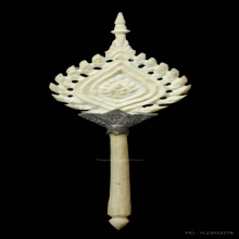 ตาลปัดงาแกะ ตรงกลางเป็นเงินแกะลาย งานเก่าโบราณ