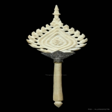 ตาลปัดงาแกะ ตรงกลางเป็นเงินแกะลาย งานเก่าโบราณ