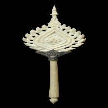 ตาลปัดงาแกะ ตรงกลางเป็นเงินแกะลาย งานเก่าโบราณ