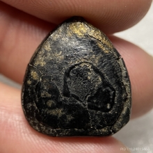 พระปิดตา เนื้อผงคลุกรักจุ่มรักเก่า