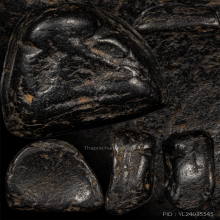 พระปิดตาเนื้อผงคลุกกรัก พิมพ์โบราณ