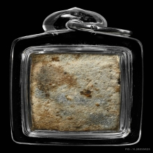 พระผงของขวัญวัดเกาะจันทร์ เนื้อแก่น้ำมัน ปี2497 จ.ฉะเชิงเทรา