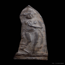 พระลีลาซุ้มหงอนไก่ เนื้อชินเงิน กรุเขาพนมเพลิง จ.สุโขทัย