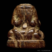 พระปิดตาไม้แกะ