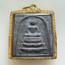 สมเด็จหลวงพ่อกวย พิมพ์ฐานสิงห์ เนื้อผงใบลาน  พ.ศ.2522 