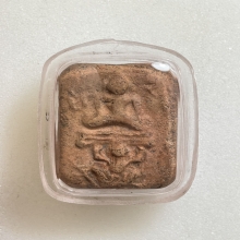 หลวงพ่อปาน พิมพ์ทรงหนุมานแบกแท่น เนื้อดินเผา พ.ศ. 2460 