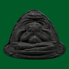 พระปิดตาหลังฉัตร หลวงปู่เฮี้ยง วัดป่าฯ ชลบุรี ปี 2505