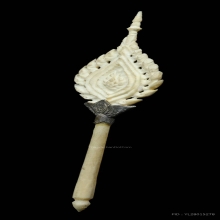 ตาลปัดงาแกะ ตรงกลางเป็นเงินแกะลาย งานเก่าโบราณ