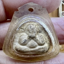 ปิดตาผงพุทธคุณ หลังยันต์มีพลอยฝังตะกรุดทองคำ  สวยเดิมๆหายาก