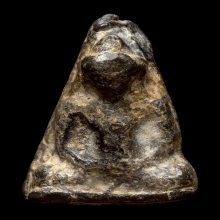 พระร่วงนั่ง กรุบ้านละหาร เนื้อสนิมแดง จ.สุพรรณบุรี