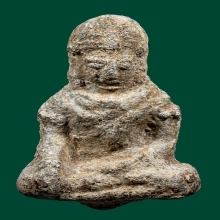 พระเทริดขนนก เนื้อตะกั่วสนิมแดง กรุวัดพระศรีรัตนมหาธาตุ