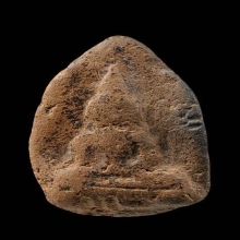 พระร่วงนั่งพิมพ์เข่ากว้าง กรุ สปจ จ.กำแพงเพชร