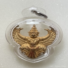 ครุฑหลวงพ่อวราห์ รุ่น 9 หน้ามหาเศรษฐี เนื้อทองคำ พ.ศ. 2553