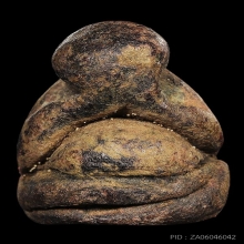 ปิดตาเนื้อผงชุบรักทาชาดเก่า ขนาดห้อยคอสภาพสวยเนื้อผงเก่าแห้ง