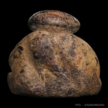 ปิดตาเนื้อผงชุบรักทาชาดเก่า ขนาดห้อยคอสภาพสวยเนื้อผงเก่าแห้ง