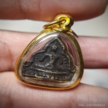 พระชัยวัฒน์สามเหลี่ยม วัดราชบพิธ รุ่น ๒ ปี ๒๔๙๕