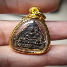 พระชัยวัฒน์สามเหลี่ยม วัดราชบพิธ รุ่น ๒ ปี ๒๔๙๕