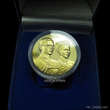 หาได้ยากยิ่ง เหรียญพระราชทานในหลวงร.9ราชินี สวยมากๆกล่องเดิม