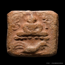 หลวงพ่อปาน พิมพ์ทรงไก่หาง 3 เส้น  เนื้อดินเผา พ.ศ. 2460