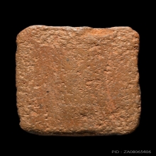 หลวงพ่อปาน พิมพ์ทรงไก่หาง 3 เส้น  เนื้อดินเผา พ.ศ. 2460