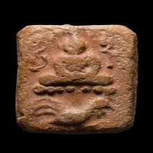 หลวงพ่อปาน พิมพ์ทรงไก่หาง 3 เส้น  เนื้อดินเผา พ.ศ. 2460