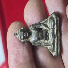 พระร่วงนั่งหลังลิ่ม