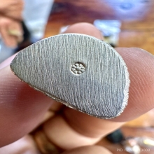 หลวงพ่อเกษม รูปหล่อเนื้อเงิน ก้นตอกโค๊ตดอกจัน