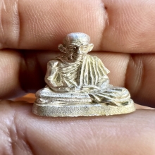 หลวงพ่อเกษม รูปหล่อเนื้อเงิน ก้นตอกโค๊ตดอกจัน