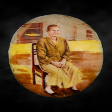 ล๊อกเก็ตรูปนั่งเก้าอี้ คุณแม่บุญเรือน ปี 2539 หายากสุดๆ